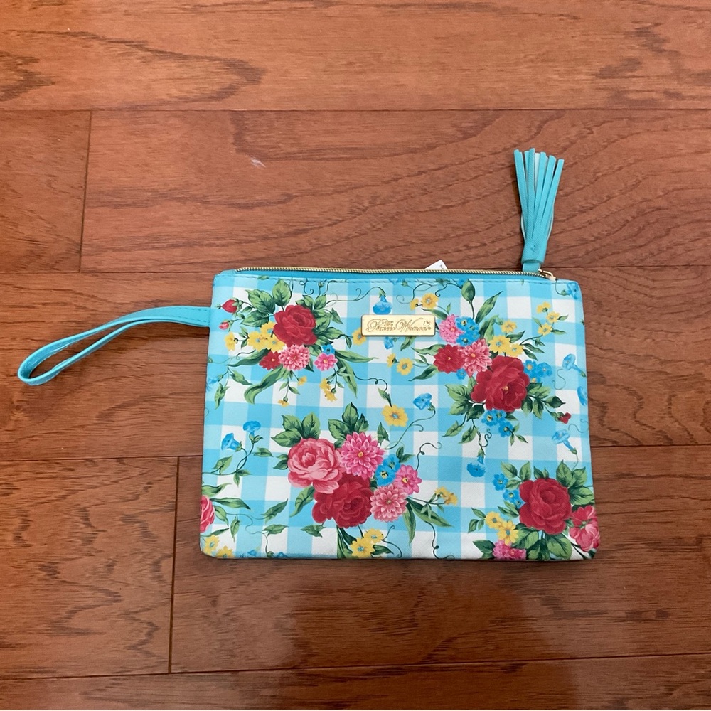 NWOT Pioneer Woman Blue Gingham, Floral Print Zip Shut Wristlet Spring